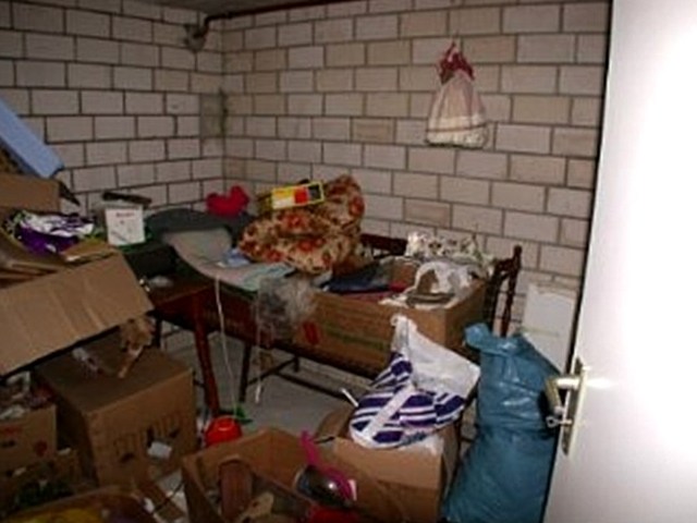 Vollgestellter Keller vor der Entrümpelung