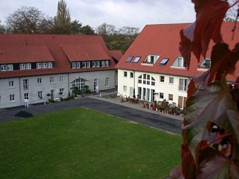 Innenhof des Ritterguts mit Rasenfläche