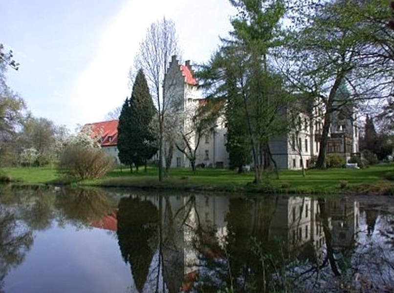 Gutshaus mit Spiegelung im Teich