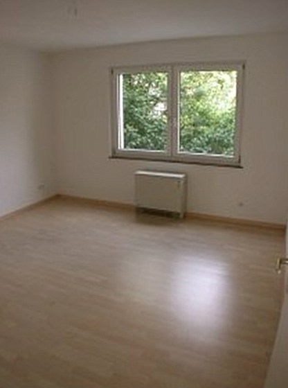Renovierter Raum mit neuem Boden und Fenster