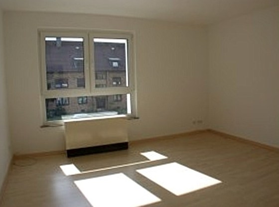 Frisch renovierter heller Wohnraum mit neuem Boden